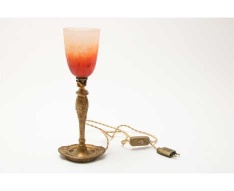Art Deco lamp met pâte de verre glazen kap gemerkt Schneider, met bronzen voet, bloem en bladermotieven, ca. 1930, h. 34 cm.