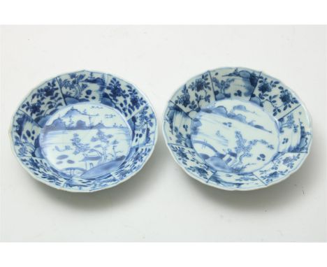Stel Kangxi schoteltjes, in blauw gedecoreerd met afwissellend decor van landschappen, 18e eeuw, diam. 13,5 cm. (haarlijntje,