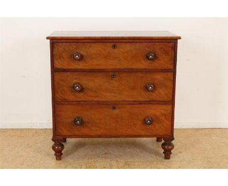 Mahonie Victoriaanse commode met 3 laden, afgezet met ronde trekgrepen, Schotland ca. 1880, h. 91, br. 92, d. 53 cm.