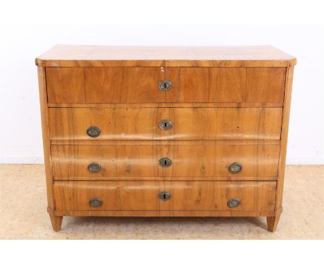 Mahonie commode met 4 laden en koperen slotplaten, bovenste lade met uitschuifbaar schrijfblad en 4 interne laadjes, 19e eeuw