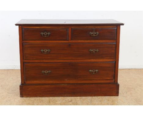 Mahonie Victoriaanse commode met 4 laden en bronzen beslag, laat 19e eeuw, h. 77, br. 106, d. 48 cm. (kras in blad) 
