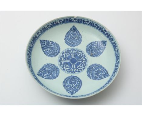 Blauw met wit porseleinen Kangxi&nbsp;schotel gedecoreerd met medaillon en bloemen, dubbele standring, mogelijk voor Islamiti