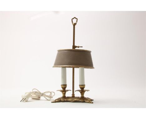 Koperen 2-lichts Bouillotte lamp met bruin beschilderde verstelbare kap, h. 41 cm.&nbsp;
