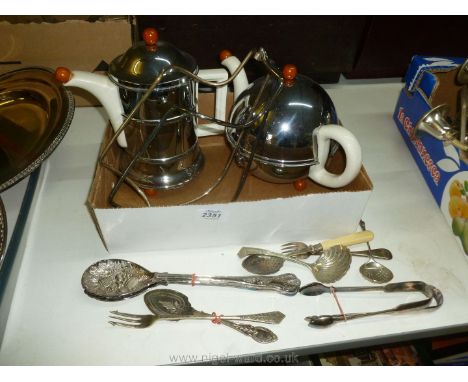 A quantity of silver plated items including fruit spoon, serving fork, sifter spoon, tea strainers, wine bottle frame, etc; t