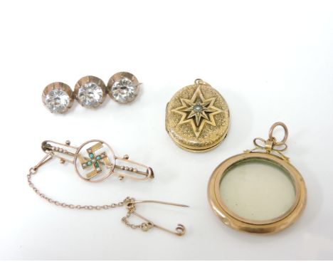 A gold circular locket with bow bale, marked 9ct, a gold split pearl and turquoise swastika emblem bar brooch, a three stone 