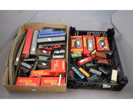 Collection of Hornby Dublo & OO gauge rolling stock and accessories to include 34 x wagons/trucks including 7 x boxed, boxed 