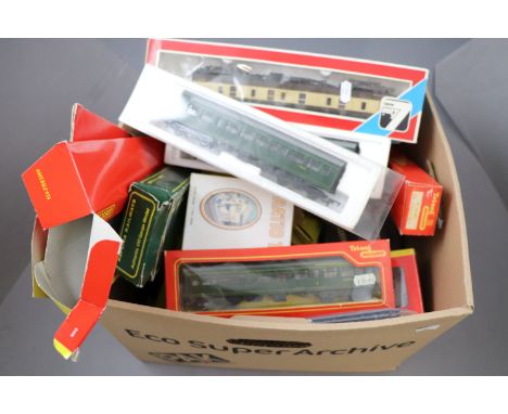 Collection of OO gauge model railway to include boxed rolling stock items, trackside buildings, kits, Triang engine