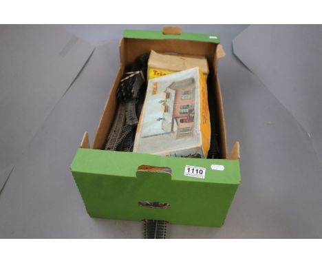 Quantity of OO gauge model railway track plus a boxed Pola 600 Engine Shed (unchecked)