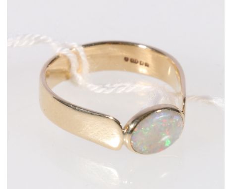 9ct gold ring set with collet set oval opal, size N, 2,7g