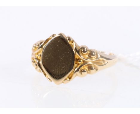 18ct gold signet ring with scroll shoulders, Chester 1904, Size 'R 1/2'. CONDITION REPORT: Weight 7g.  No significant damage.