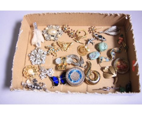 A SMALL TRAY OF BROOCHES, trinket box, etc