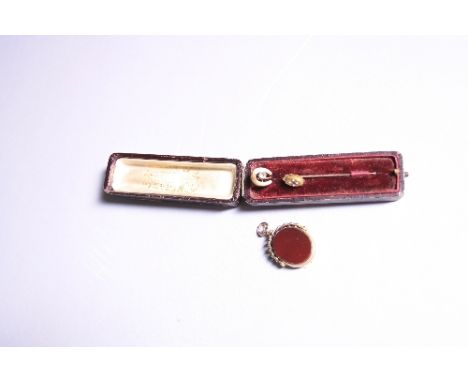 A 9CT GOLD HARDSTONE SWIVEL FOB, together with two stick pins (3)