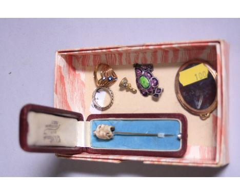 A SMALL COLLECTION OF JEWELLERY, to include agate pendant, rings, stick pin carved into the shape of a skull, with original f