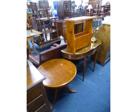 A MODERN YEW WOOD SIDE TABLE, with drawer, tripod table, magazine rack and a brass table lamp with shade (4)