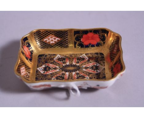 A ROYAL CROWN DERBY IMARI TRINKET DISH, '1128' pattern, gold banded, length approximately 9.5cm