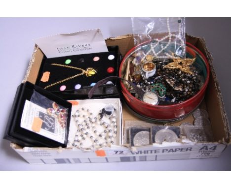 A TRAY OF MISCELLANEOUS ITEMS, to include brooches, pearl necklaces, coins, etc