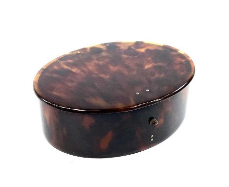 An Edwardian oval tortoiseshell box, with silver hinge and button, London 1909, width 10cm.