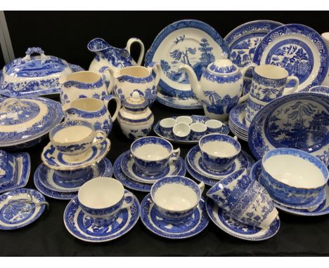 A quantity of blue and white willow pattern table ware including; Spode Italian, Alfred Meakin old willow, Royal Cauldron, Mi