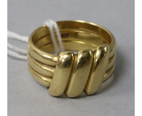 An 18ct gold Italian gold ring, size R.