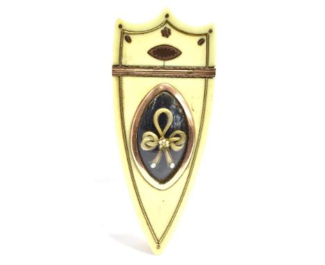 A 19TH CENTURY FRENCH IVORY ROSE GILT PATCH OR KEEPSAKE BOX The lid inlaid with rose gilt and a central glassed feature conta