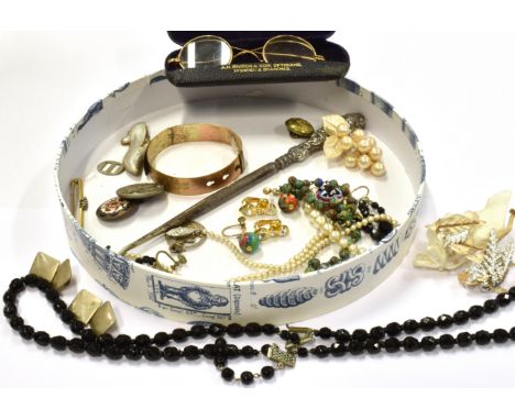 A COLLECTION OF 1920'S TO 1950'S COSTUME JEWELLERY to include a diamond set yellow metal bar brooch with the central diamond 