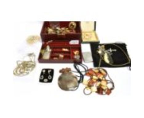 A COLLECTION OF JEWELLERY to include an Edwardian silver vesta, embossed with foliate scroll and hallmarked for Birmingham 19