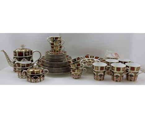 AN EXTENSIVE ROYAL CROWN DERBY IMARI PATTERN TEA AND DINNER SERVICE FOR SIX comprising; 6 cups, 6 saucers, 6 mugs, 6 x 27cm d