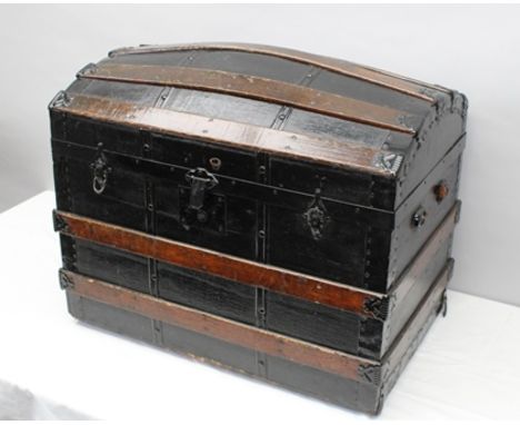 A VICTORIAN DOMED TOP WOODEN BANDED TRAVEL TRUNK, 72cm (handles deficient) 