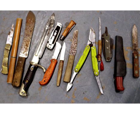 Fourteen various knives including sheathed examples. P&amp;P Group 3 (£25+VAT for the first lot and £5+VAT for subsequent lot
