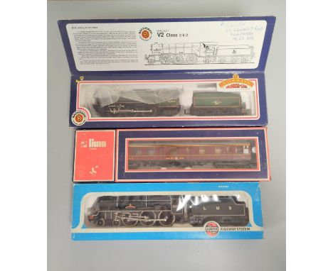 Three boxed 00 gauge models to include Bachmann Branchline Gresley V2 Class 2-6-2 locomotive and tender&nbsp;(renumbered 6082