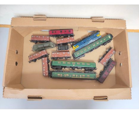 Lima Railways. Box of 00 gauge rolling stock carriages to include a Mk1 Corridor Composite S33472 in BR Southern Region Green