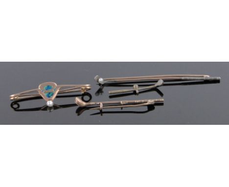 An Art Nouveau 9ct gold peacock enamel and pearl set brooch,length 42mm and novelty golf club brooches, (4).