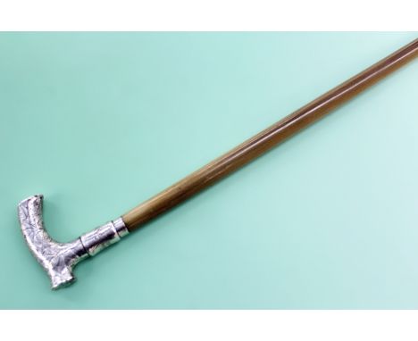 A rhinoceros horn riding crop with horn handle and silver coloured mount. 54cm long.
N.B.Non EU buyers please note that it is