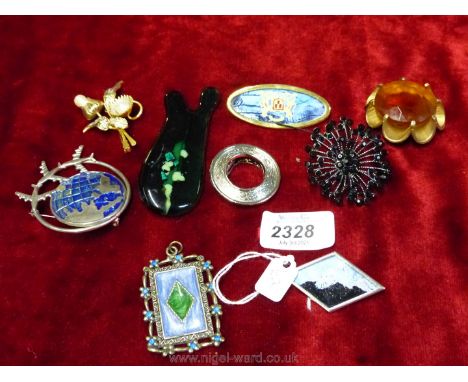 A quantity of miscellaneous brooches including a green and black glass brooch, metal, blue and green enamel pendant, scarf ti
