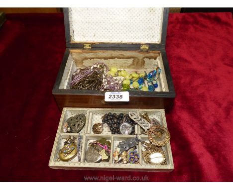 A vintage jewellery box containing rosary, enamel brooch, etc.