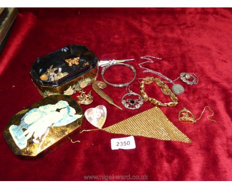 A small box of vintage costume jewellery including feather brooch, bracelet, Spanish galleon brooch, plus 925 silver bangle.