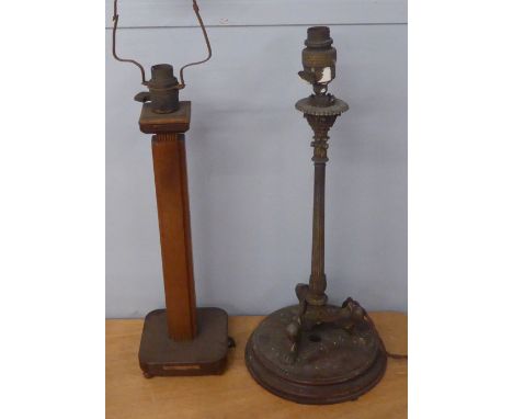 AN ORNATE BRASS TABLE LAMP ON TRIPOD BASE, A WOODEN TABLE LAMP AND AN OAK SPIRALLY TWISTED TABLE LAMP 