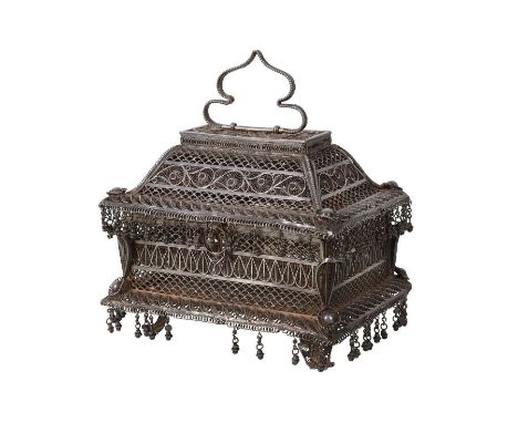 A LATE 19TH CENTURY OTTOMAN SILVER FILIGREE CASKET, the domed caddy top and body panels formed from repeating fish scale fili