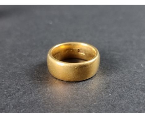 An 18ct gold wedding band, 14.5g, size M. 