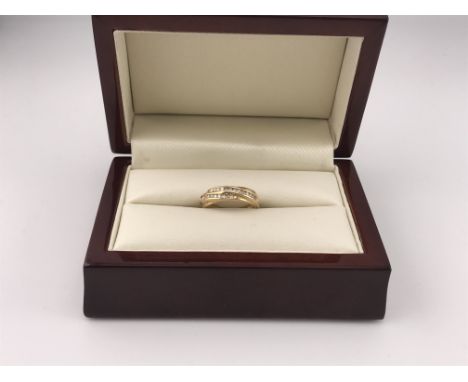 An 18ct diamond set crossover ring. Approx weight 2.68 grams, approx size G1/2.