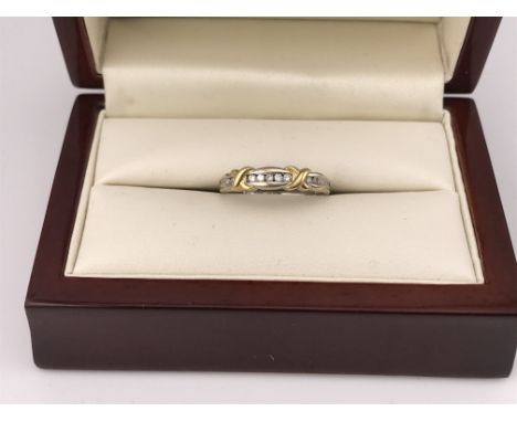 An 18ct gold two tone diamond row set ring. Approx 3.14 grams, approx size P.