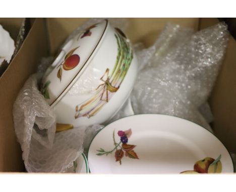 A comprehensive Royal Worcester Evesham dinner service etc.