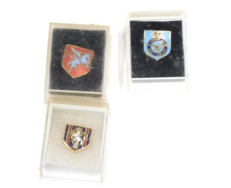 Various enamel and other badges, military style crowns, ER II 2cm high, cap style badges, etc. (1 case)