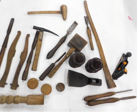 Various vintage hand tools, early 20thC elm handled mallet, 37cm high, etc. (a quantity) 