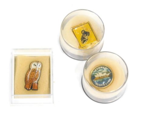 Various enamel and other badges, animals, birds, 3cm high, etc., owl, dogs, kingfisher, etc. (1 case)