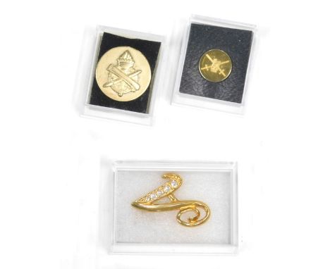 Various enamel and other badges, to include flags 2cm high, etc., various others. (1 case)