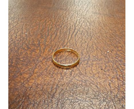 A 22 carat hallmarked gold wedding ring (1.7gm)