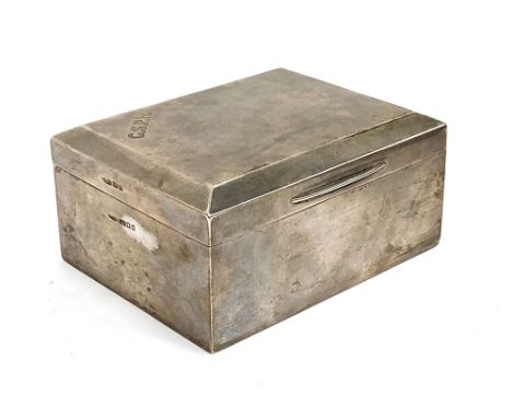 A George V silver cigarette box, London 1923, 11.5cmW