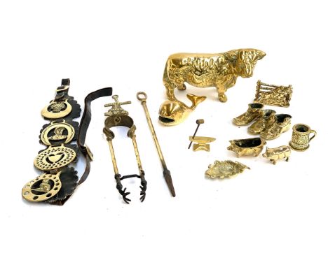 A collection of brass items to include heavy brass cow figurine/doorstop, 23cmL; vintage whale ashtray; miniature anvil; pig 