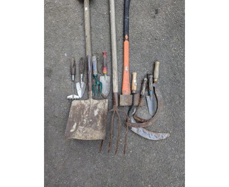 A small quantity of vintage garden tools